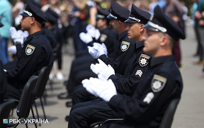 &quot;Стальная дисциплина&quot;: фоторепортаж с первого выпуска Академии патрульной полиции в Киеве